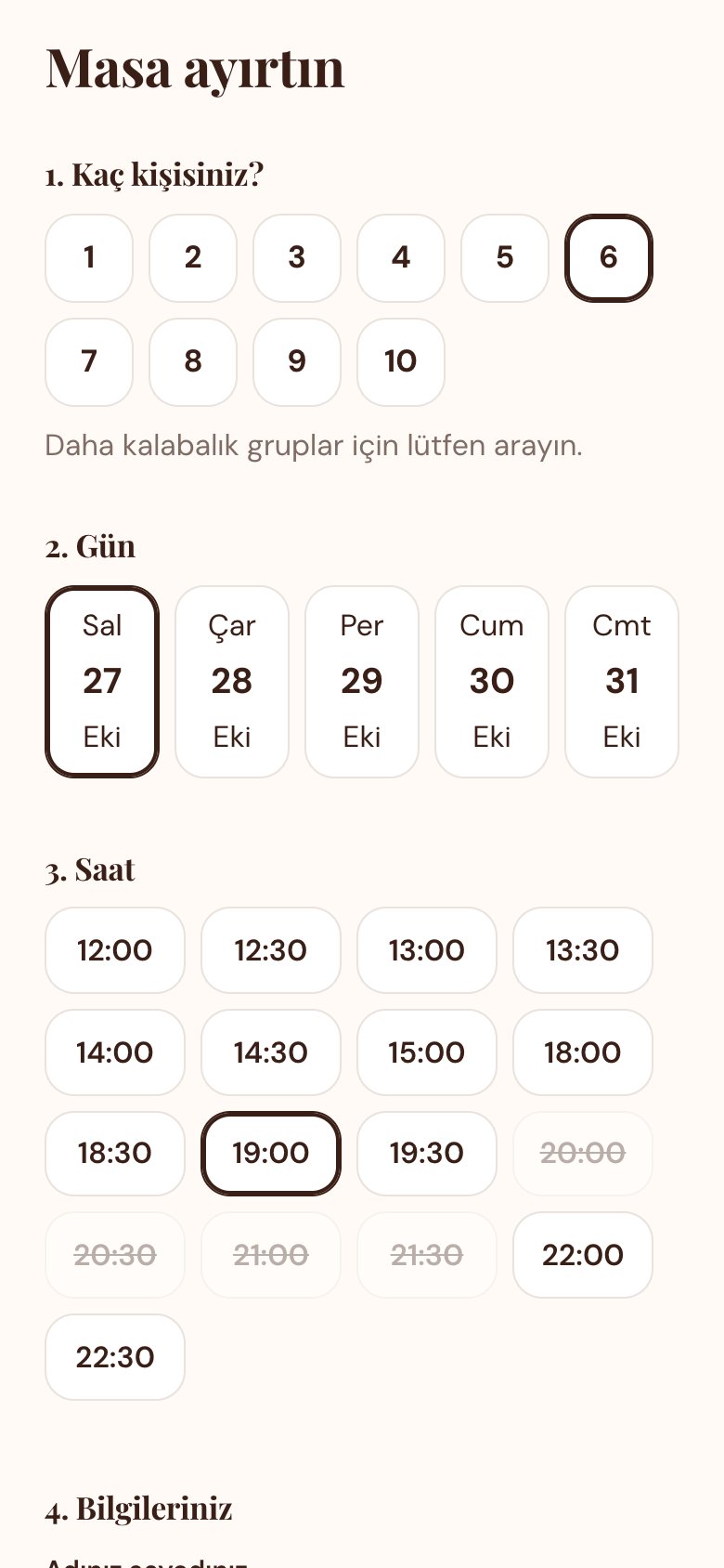 Telefonda masa rezervasyonu: kişi sayısı, gün ve saat seçimi; dolu saatlerin üstü çizili